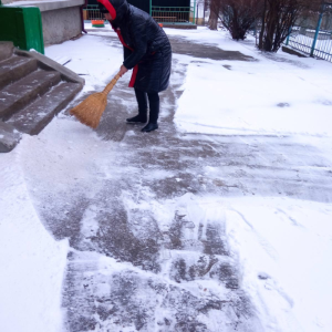 Angajații Grădiniței nr.55 din sectorul Centru, au curățat căile de acces către instituție și au presurat cu material antiderapant