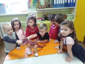 Am explorat astăzi lumea minunată a lui Dino, o lume dispărută dar foarte interesantă și atractivă pentru copii.