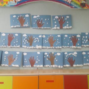 Cadrele didactice din IET nr.55 împreună cu copiii, fascinați de sosirea anotimpului iarna