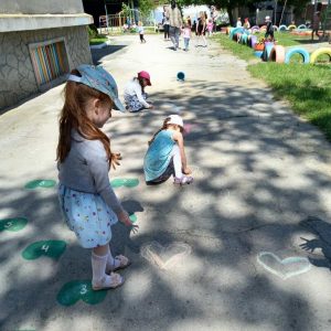 Desenele pe asfalt sunt printre cele mai îndrăgite activități pentru copii in anotimpul vara